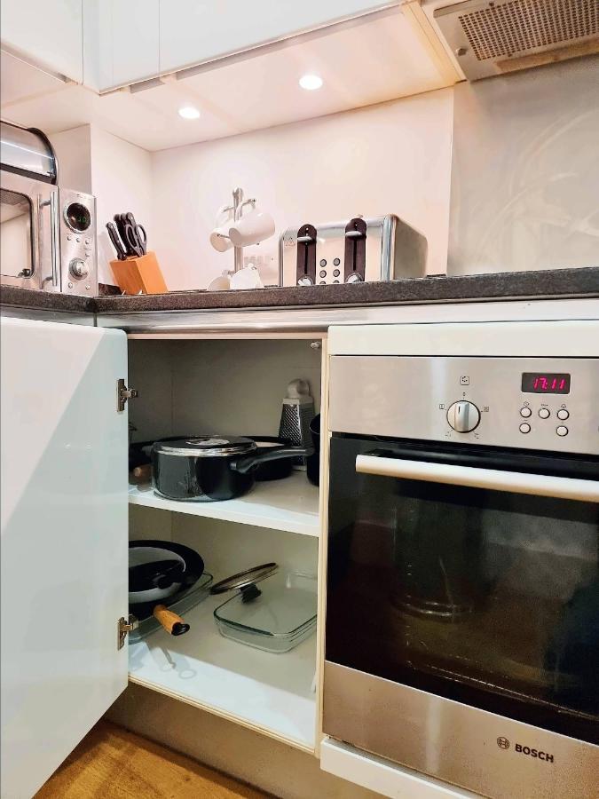 Your Riverside Home 2 With Private Balcony London Bagian luar foto