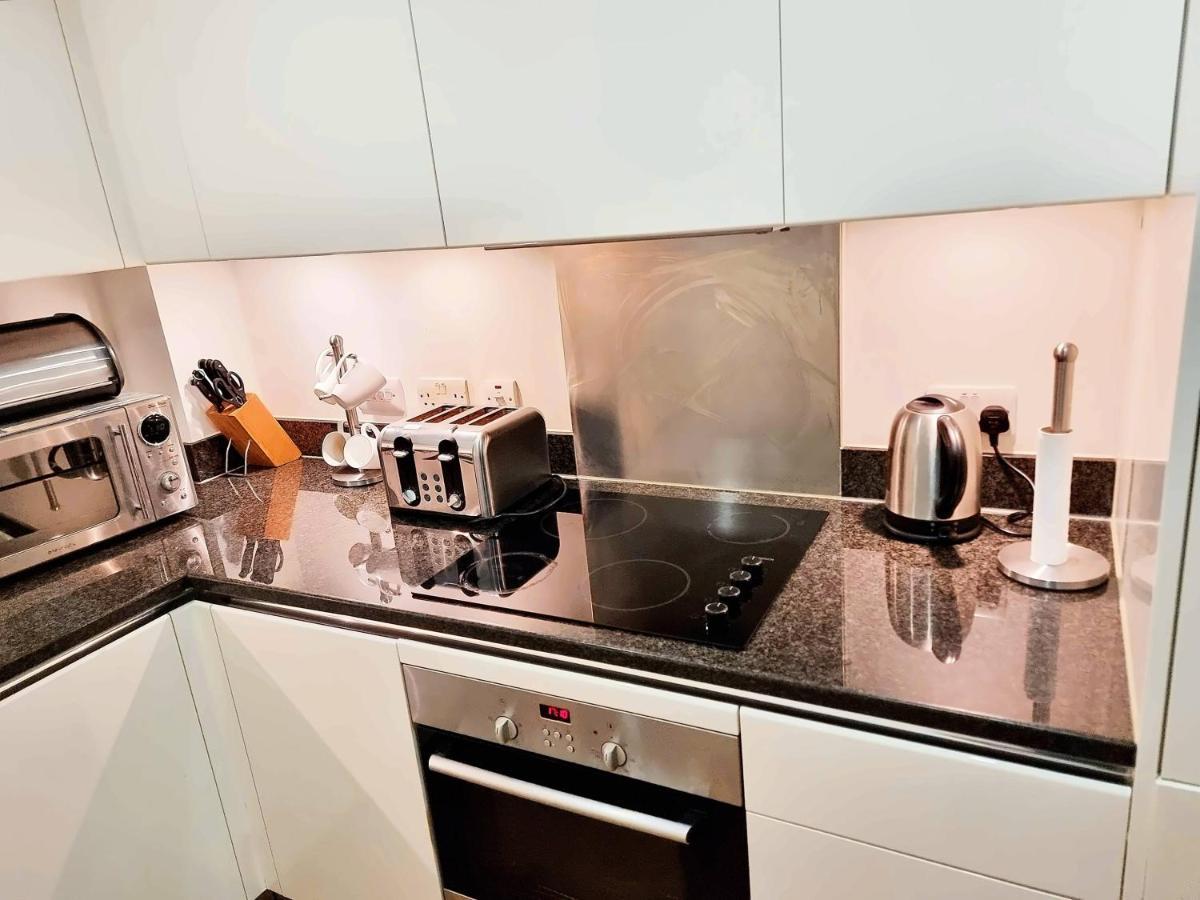 Your Riverside Home 2 With Private Balcony London Bagian luar foto