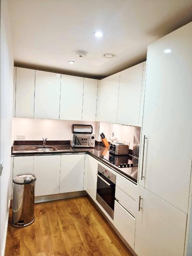 Your Riverside Home 2 With Private Balcony London Bagian luar foto