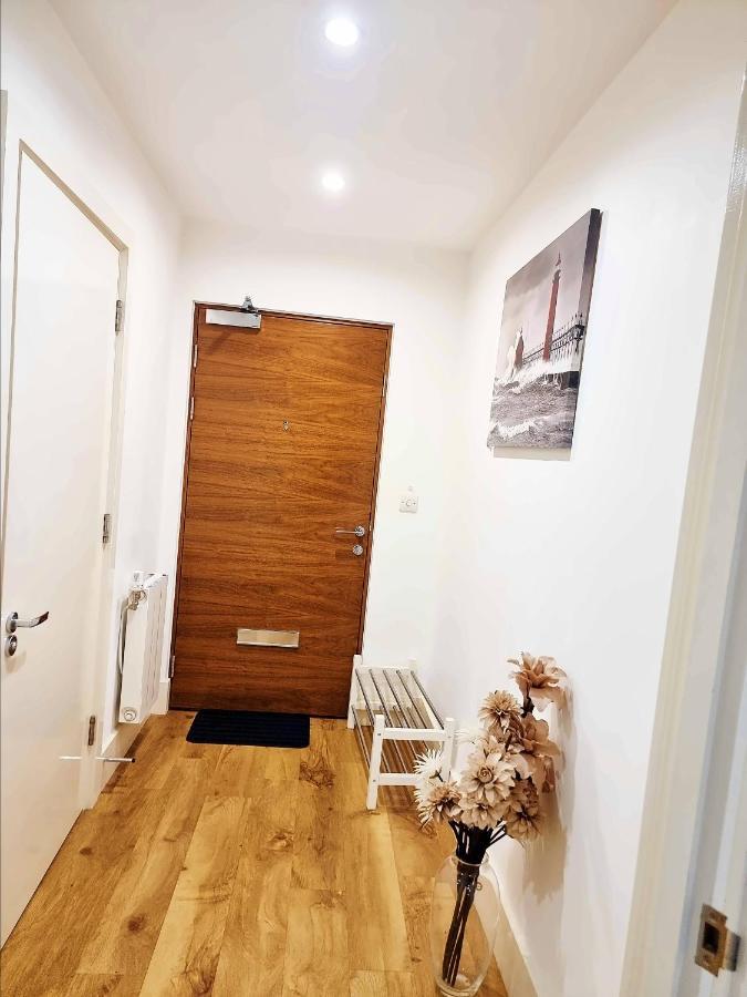 Your Riverside Home 2 With Private Balcony London Bagian luar foto