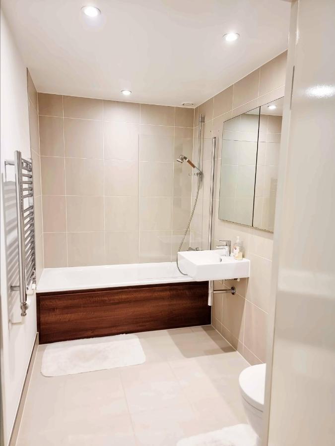 Your Riverside Home 2 With Private Balcony London Bagian luar foto